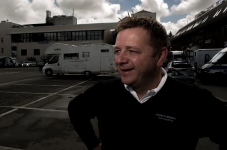 SMILEBÅND: Når Gino ser slik ut er han ganske glad. Han ville gjerne ha mer i helgen enn en trøye for aggresiv kjøring, men smilte til slutt.