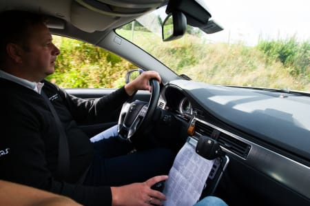 STÅLKONTROLL: I bilen har Gino og Arne Gunnar oversikt over alle rytterne, og hvordan de ligger an i sammendraget. Det brukes aktivt under hele rittet.