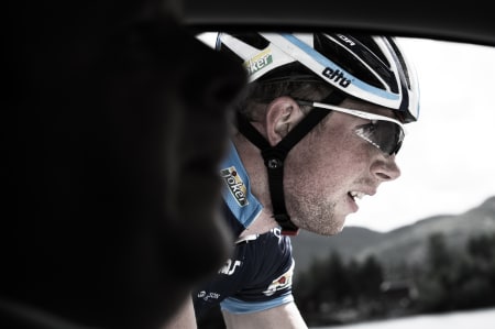 NOE NYTT? Vegard Robinson Bugge prater litt med Gino før han sykler tilbake til feltet. Beskjedene er korte og konsise.