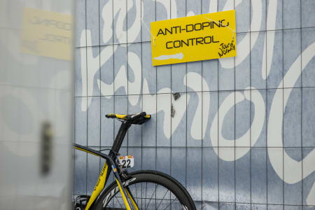 TISSEPLIKT: Daniele Bennati (Tinkoff Saxo) måtte pent stille til kontroll.