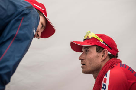 PEP-TALK: Alexander Kristoff får noen tips av soigneuren før podiumseremonien.