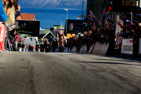 FØRSTEMANN: Thor Hushovd slår Paul Martens med en halv hjullengde i spurten.
