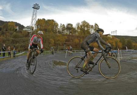 STERKT: Thomas Larsen Røed slo til med fjerdeplass i Solbergelva. Her parkerer han Kristoffer Westgaard. Foto: Torstein Heen.