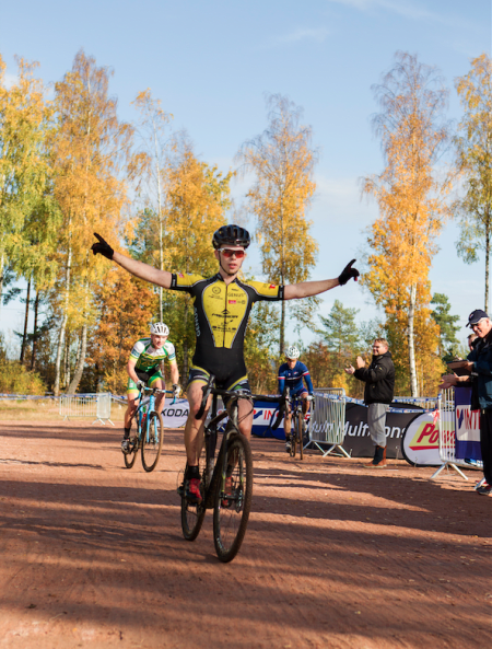SOLO: Fredrik Haraldseth kom solo til mål med god tid til å juble. Foto: Pål Westgaard.