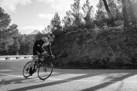 TIL VERKET: Gjermund Kvåle Jordheim gir gass opp Col de Rates, like utenfor Jávea, Spania.