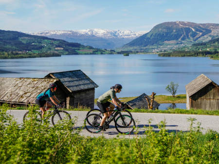 KULTURARV: På sykkelturen fra Voss til Myrkdalen sykler du forbi Nesheimtunet som er på UNESCOs kulturarvliste. Foto: Magnus Roaldset Furset