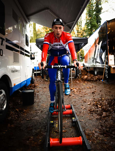 LITEN: Bittelille Lars van der Haar har feltets raskeste akselerasjon. Han leder verdenscupen, men fikk det ikke helt til i Gavere.