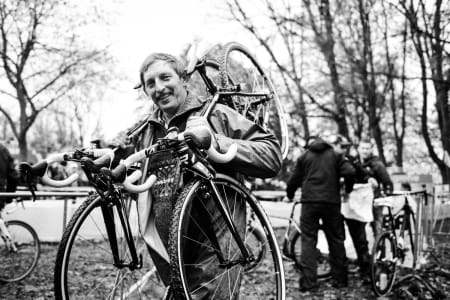 BERLIN? Nei, fortsatt Gavere. En vaskehjelp hos Telenet-Fidea er på vei til piten med reservesykler.