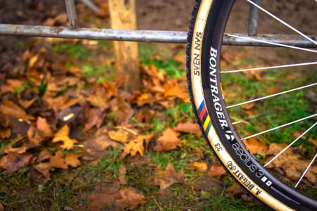 SPONSET: Sven Nys er den eneste rytteren som får sponset dekk. Samtlige utøvere må betale nesten vanlig pris for dekk fra Dugast.