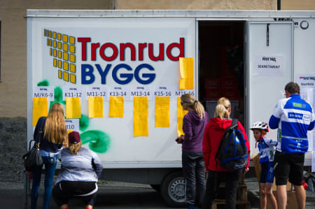 HÅPEFULLE: Forelre sjekker resultatlistene etterhvert som de skrives ut fra sekreteriatet.