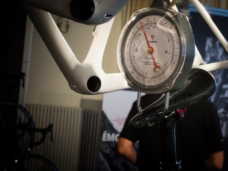 BEVISET: På en litt ufølsom vekt tippet sykkelen i størrelse 56 mellom 4690 og 4790 gram.