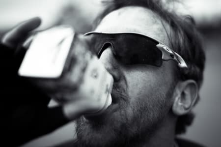 ALT VEL? – Jeg er tørst. Gi meg melk. Thomas Larsen Rød foretrekker næring fra kuer etter målgang. White Russian i kveld?