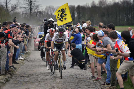 HELVETE ER I GANG! Det er endelig april måned, og de beste klassikerne står for tur! Foto: Cor Vos.