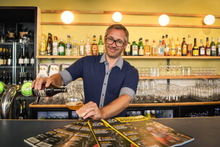 PÅ CAFÉ! Bli med den lidenskapelige syklisten Aimar Niedzwiedzki inn på Peloton, syklistenes nye samlingssted i Torggata! Foto: Henrik Alpers