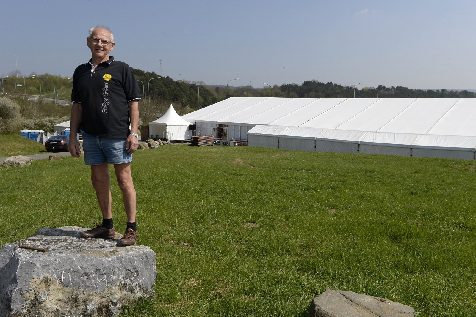 KLAR FOR FEST: Jeannot Gilbert, Philippes far, foran det beskjedne partyteltet sønnens fanklubb setter opp i Col de la Redoute hvert år. Foto: Cor Vos.
