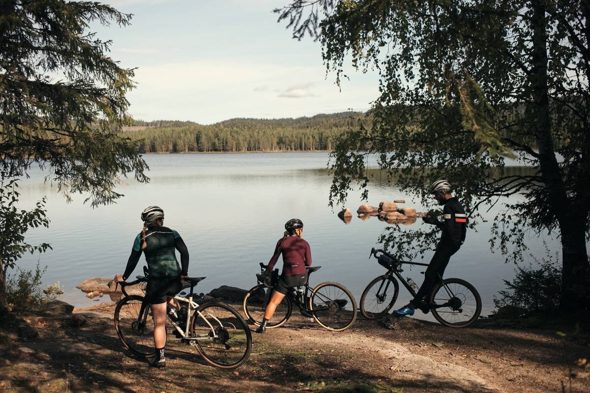 HVILESKJÆR: Alexandra Diem, Henrik Alpers og Caroline Vamnes tar en pustepause på en grustur i Nordmarka. Men hvor lang må turen være før vi kan unne oss en kaffestopp? Foto: Steff Gutovska.