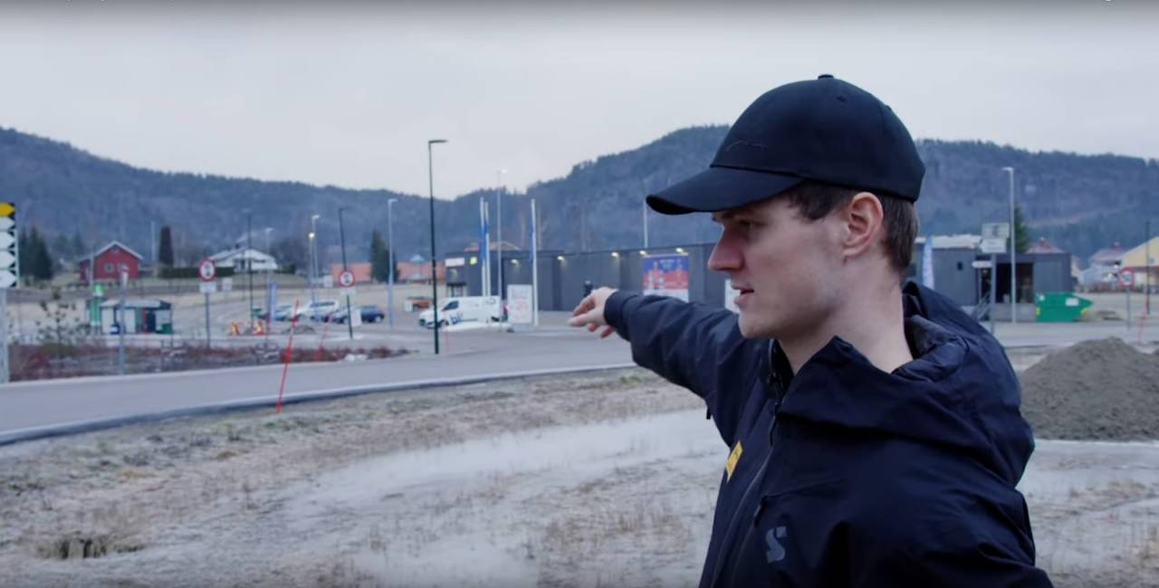 TILBAKE PÅ ULYKKESSTEDET: Syver Wærsted Westgaard ved stedet han ble kastet titalls meter gjennom luften. Skjermdump, Det neste steget.