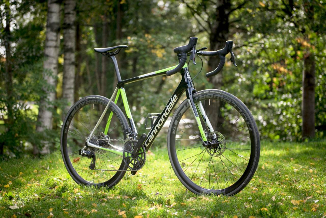 GAMMEL KJENNING: Fargevalget på toppmodellen er klassisk for Cannondale, men denne utgaven av Synapse minner mer om rittmodellen System Six.