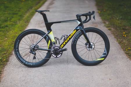 SYSTEM-INTEGRERING: Cannondales første aerosykkel ser ut som et jetfly. Flate rammeprofiler, høye hjulprofiler og helintegrert styreoppsett er på plass for å skjære best mulig gjennom vinden.