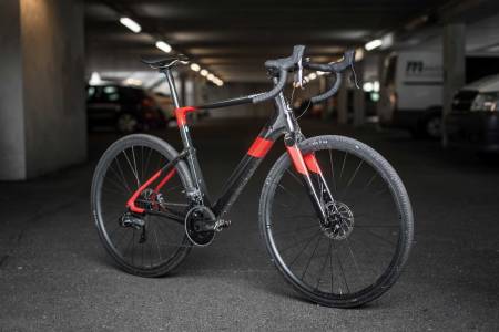 BEIST: Topstone Carbon har hentet geometri fra komfortraceren Synapse, men oppleves like fullt stor for størrelsen. Kjøreopplevelsen er like fullt en av de kvikkeste for en grusracer.