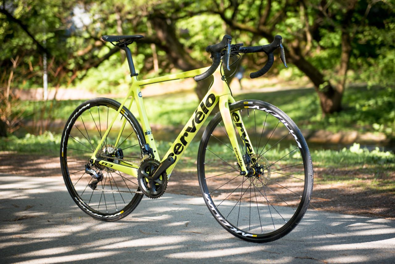 NEON-LYN: Cervélo R3 har en ramme som gir en ekstra luksuriøs følelse over asfalten. Dessverre kommer den til en stiv pris.