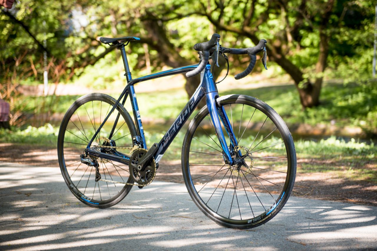 MMMM-METALLIC BLÅ: Det skinner virkelig av lakken på Merida Scultura CF 7000. De myke linjene skiller seg litt ut fra de siste års mer kantete sykler.