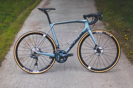 STANDARDSYKKEL: Den rimelige Pursuit R80 har noen små aero-detaljer, men er mer som en allsidig standardsykkel å regne.