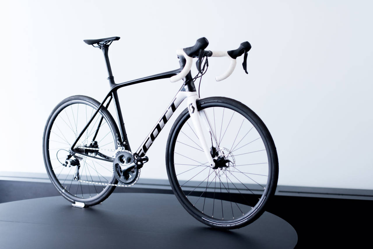 SER RASK UT: Scott Addict 30 gjør lite ut av seg utseendemessig. Tar vi for oss detaljene på rammen ser vi at de virkelig har gjort seg flid. Foto: Henrik Alpers