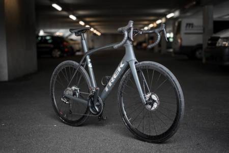 IKKE BARE TIL BROSTEIN: Trek Domane SL7 er en robust blandeveissykkel med komfortabel sittestilling og innebygget støtdemping.
