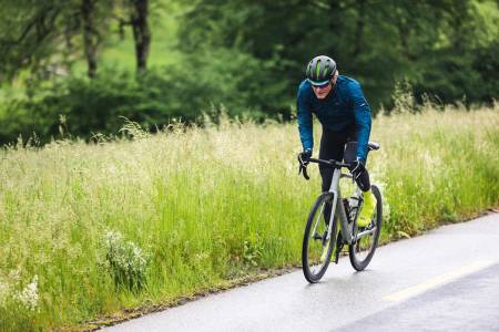 RAINMACHINE: Nye Roadmachine fungerer supert også i regn. Brede dekk og kraftige skivebremser gjør sykling i vått vær mindre ugreit. Øyvind Aas tester nye Roadmachine langs sveitsiske landeveier. Foto: Jérémie Reuiller.