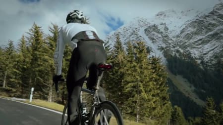 DISKRET: Assos Milletights er sorte som natten, men refleksene på leggene er store og fine (Videostillbilde: Assos)