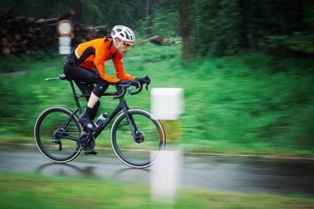 HELT NY: Cannondales Supersix var kjent for sitt klassiske utseende med vannrett overrør og runde karbonrør. Den helt nye versjonen er toppmoderne både hva gjelder utseende og funksjon. Kjetil Haaland bryr seg lite om at det regner. Foto: Ale Di Lulo.