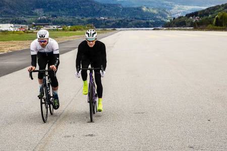 I VINDEN: Øyvind Aas og Gjermund Kvåle Jordheim griper i bukken og kryper sammen på de aerodynamiske syklene fra henholdsvis Specialized og Eddy Merckx. Foto: Colin Eick