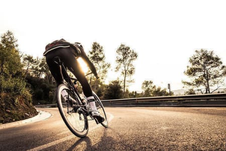SKARPE SVINGER: Sindre Bjerkestrand Haugsvær klemmer til på en Cannondale Black Inc. under sykkeltesting i Barcelona. Foto: Henrik Alpers