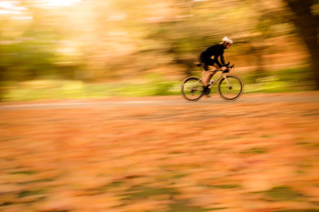 SESONGSLUTT: Blandeveis- syklene kommer virkelig til sin rett på slutten av sesongen, når grusen er hardpakket og n. Øyvind Aas gir gass på en BMC Road Machine One e-Tap.