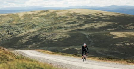 UT PÅ EVENTYR: Gjermund Kvåle Jordheim tar med sykkelen på grusveier utenfor Vinstra, for en bedre opplevelse enn bare langtur langs riksveien. Foto: Magnus Roaldset Furset