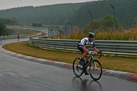 FLASH: Fotografens blitz i skitværet på Nurburgrings sagnomsuste Nordschleife illustrerer den andre av sV.emergencys funksjoner godt. (Foto: Assos)