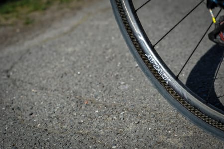 BRED: Moderne, bred karbonfelg for kanttråddekk fra Reynolds.