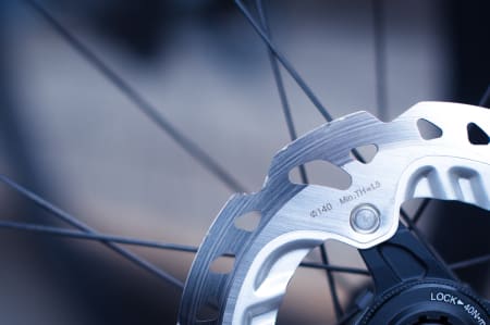 SMÅ: Det holder med skiver med en diameter på 140mm mener Specialized.