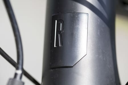 En rålekker Rose logo i metall finner du på fronten av nesten hver modell.