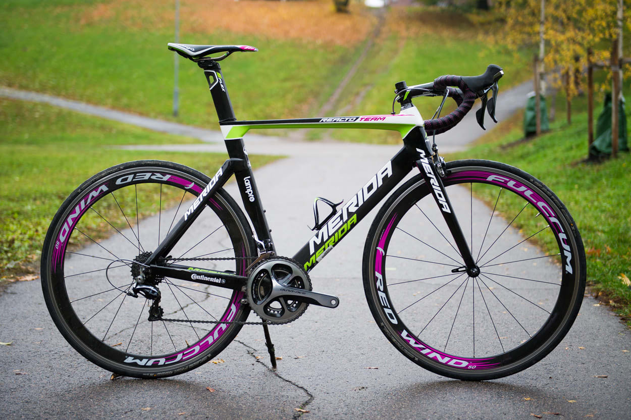 RASK: Merida Reacto Team både ser og føles rask ut. Denne fargekombinasjon er imidlertid ikke for alle. Alle foto: Henrik Alpers