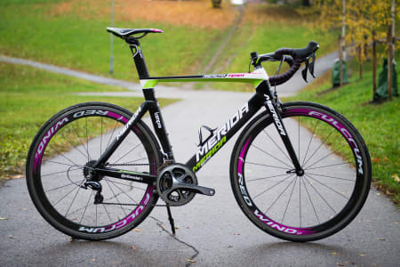 RASK: Merida Reacto Team både ser og føles rask ut. Denne fargekombinasjon er imidlertid ikke for alle. Alle foto: Henrik Alpers
