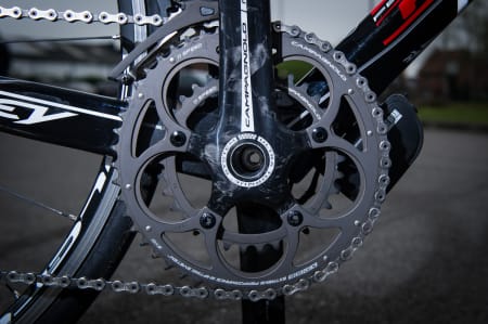 ENKELT: Campagnolos batteri er plassert under ved krankhuset. Ikke spesielt elegant, men det fungerer.