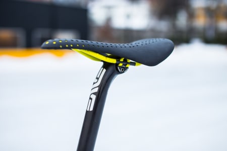 Denne Jaeger-salen har 7 mm karbonskinner, og får støtte av ein pinne med 25 mm setback.