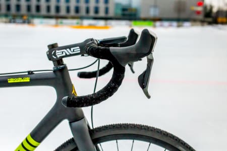 R785 fungerer veldig bra ergonomisk, og føles ikkje større enn andre skiftegrep.
