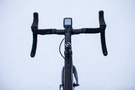 Å få vekk ein del kablar ryddar opp veldig i inntrykket av sykkelen. Garmin er festa på ein Barfly 2.0.