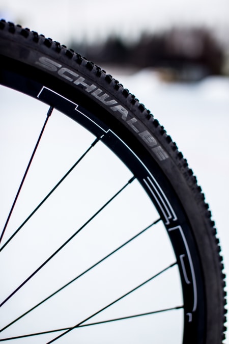 HED C2 felgen er brei og gir god støtte til Racing Ralph i 35 mm. Hjula er bygd solid med 32 eiker, 3 kryss.