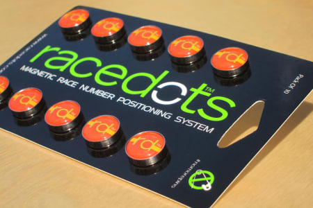 SNEDIG STARTNUMMERFESTING: Racedots fester startnummeret ditt uten stikk i hverken finger eller trøye. Foto: Racedots.com