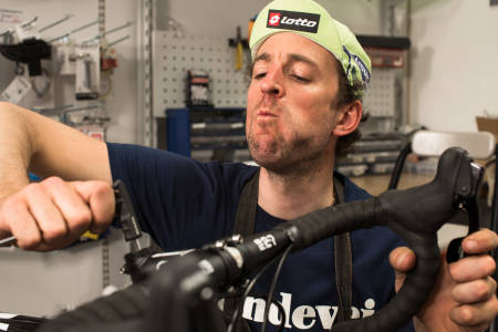 LØST LAGER? Det løser du lett. Ta en titt på Landeveis mekkeskole for å finne ut hvordan du strammer styrelageret! Foto: Christian Nerdrum.