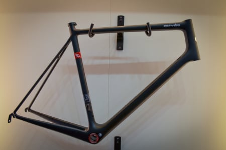 FJÆRLETT: Cervélo Rca har en oppgitt rammevekt på 667 gram. Lakkeringsjobben er minimal for å holde vekten nede.